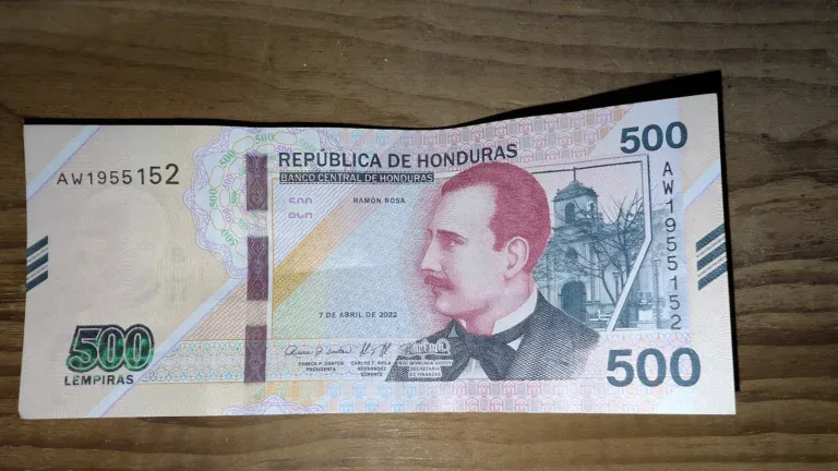 Honduran 500 lempira banknote featuring Ramón Rosa on a wooden table
