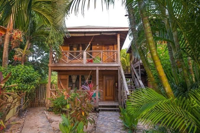 Las Rocas Resort and Dive Center - Image 01 (January 21, 2026)