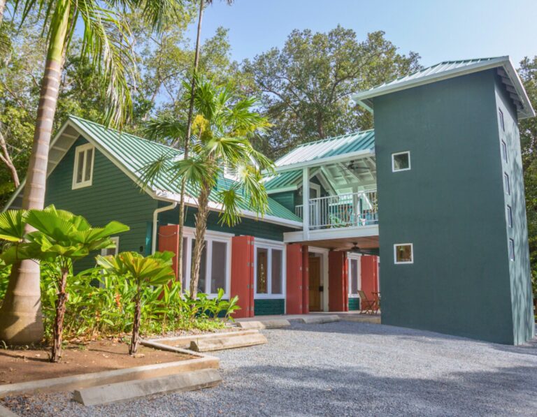 Beautiful tropical home in Roatan with lush gardens and modern architecture. Perfect for relaxing is.